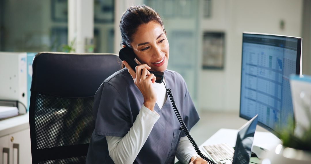 Betriebsärztin im Telefonat am Arbeitsplatz